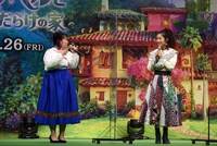 斎藤瑠希（右）の歌唱をたたえるゆめっち（左）。