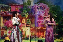 斎藤瑠希（左）の歌唱をたたえる平野綾（右）。