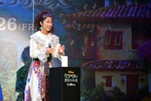 ロウソクを台に置く斎藤瑠希。