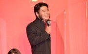 「とっても面白い映画です！ 犯人言いましょうか？」と元気いっぱいに挨拶していた皆川猿時。