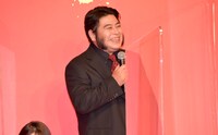「とっても面白い映画です！ 犯人言いましょうか？」と元気いっぱいに挨拶していた皆川猿時。