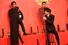 原田知世（前列左）がネタバレをしかけ、大慌ての田中圭（前列右）。