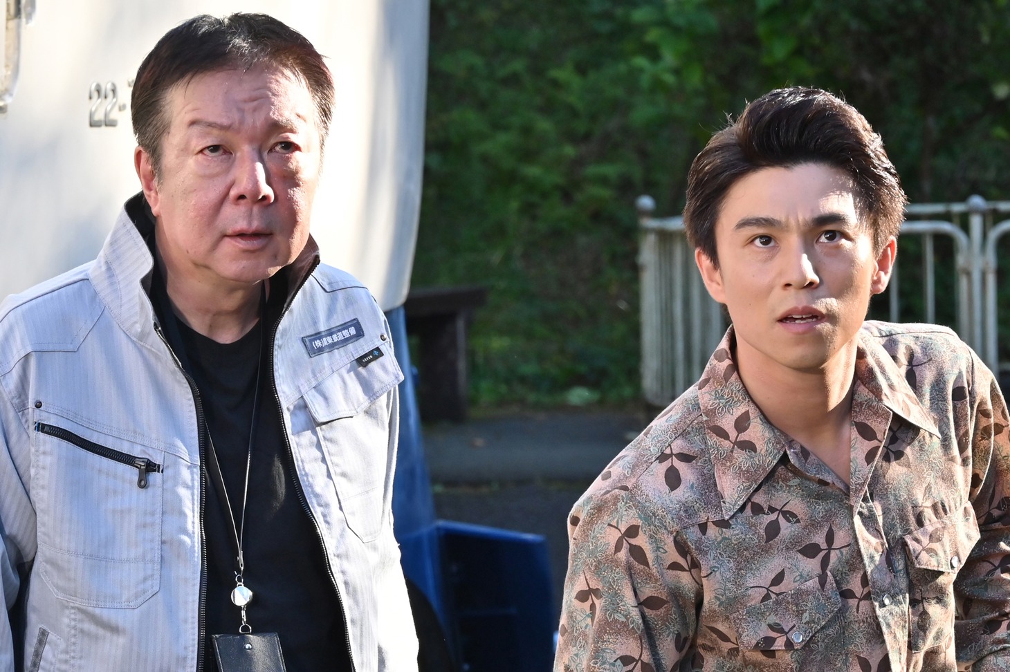 左から古田新太演じる百瀬秀夫、中尾明慶演じる百瀬龍之介。