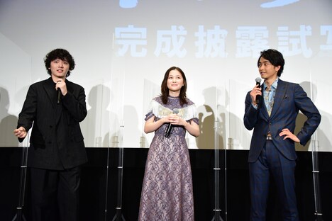 左から濱田龍臣、山口まゆ、佐藤寛太。