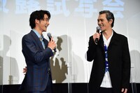左から佐藤寛太、加藤雅也。