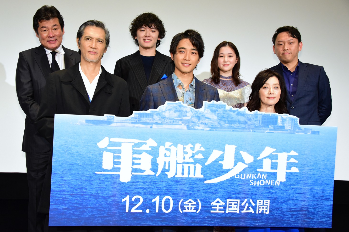 「軍艦少年」完成披露試写会の様子。上段左から赤井英和、濱田龍臣、山口まゆ、Yuki Saito。下段左から加藤雅也、佐藤寛太、大塚寧々。