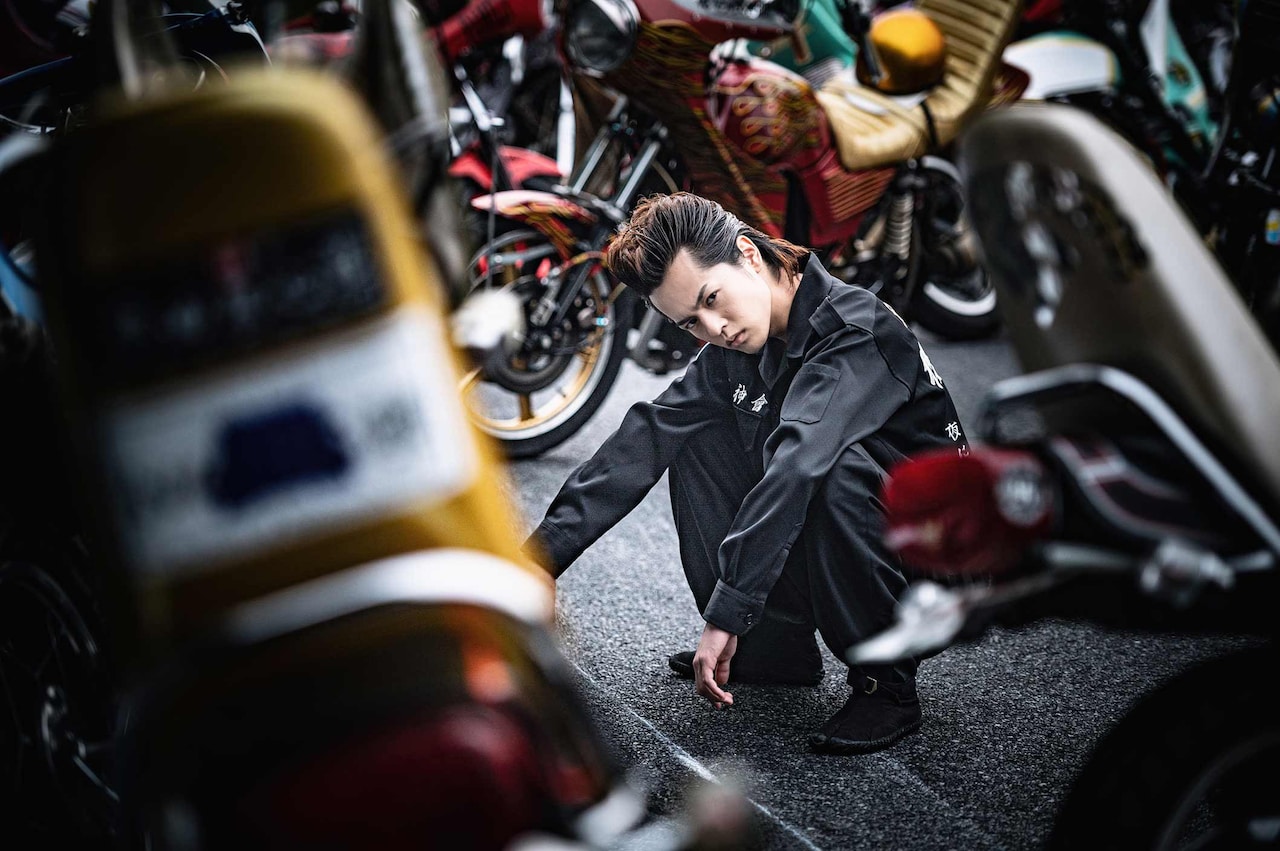 奥野壮が暴走族の総長演じた「灰色の壁」来年2月に公開、妻役は紺野彩夏