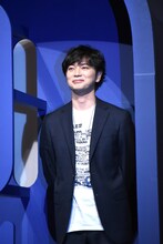 「99.9」のロゴにぴったり収まって現れた松本潤。