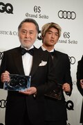 左から北大路欣也、五十嵐カノア。