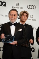 左から北大路欣也、五十嵐カノア。