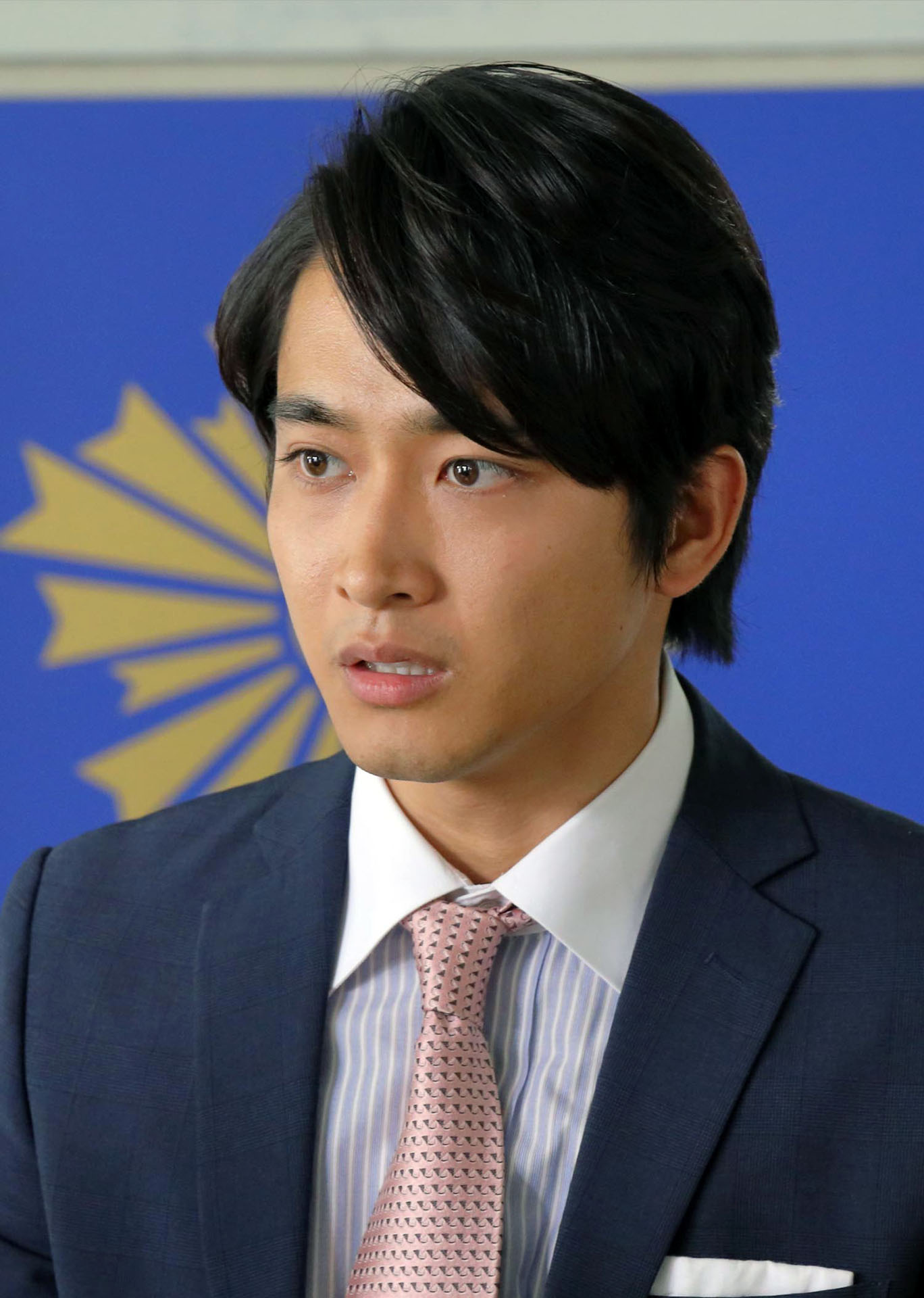軽部翔平役の佐藤寛太。