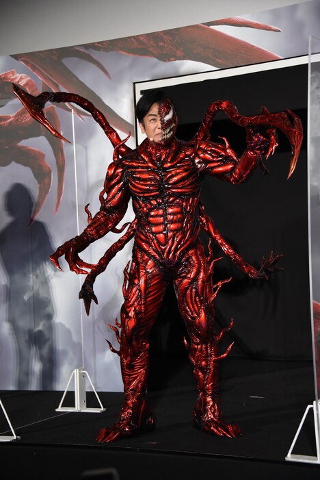 カーネイジをイメージしたスーツ姿で登壇した片岡愛之助。