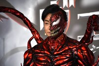 カーネイジをイメージしたスーツ姿で登壇した片岡愛之助。