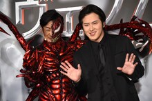 左から片岡愛之助、尾上松也。