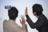 自撮りする内野聖陽（左）と西島秀俊（右）。