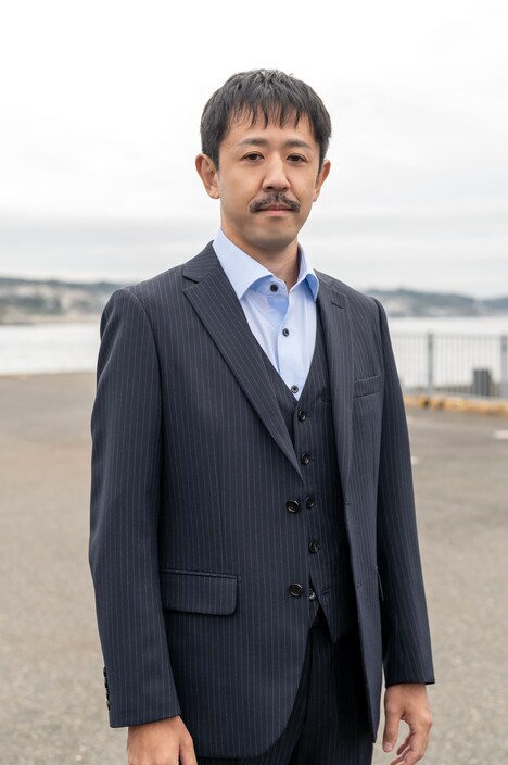 小沢正役の濱津隆之。