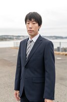 大井茂雄役の坂口涼太郎。