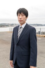 大井茂雄役の坂口涼太郎。