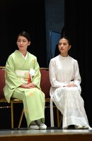 左から尾野真千子、清原果耶。
