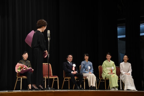 「皆さんもずっとやってたら、こういう賞ももらえますよ」と後ろを振り返る倍賞美津子（手前）