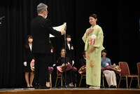 尾野真千子（右）