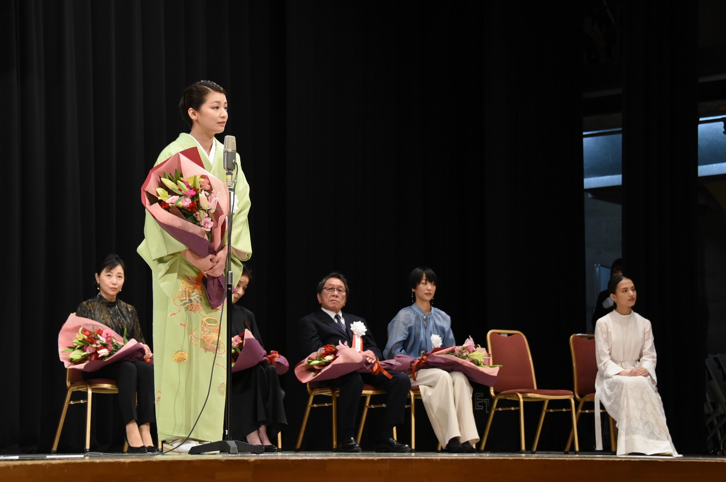 尾野真千子（手前）