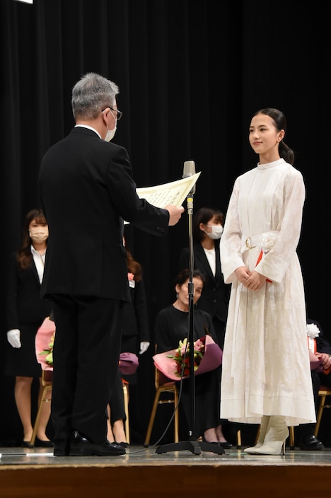 清原果耶（右）