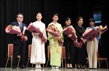 第44回山路ふみ子映画賞贈呈式の様子。左から高橋伴明、清原果耶、尾野真千子、西川美和、倍賞美津子、横浜聡子。