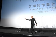 一番にステージに上がるも、誰もついて来ず焦る関口メンディー。