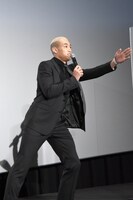 お気に入りの席へ座った客に、急に話しかける関口メンディー。