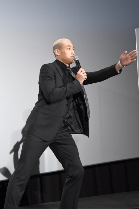 お気に入りの席へ座った客に、急に話しかける関口メンディー。