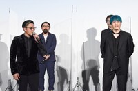 数原龍友（前列左）の“おすすメンディー”なシーンの話に笑う中務裕太（前列右）。