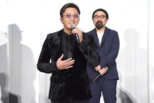 「いっぱい写真を撮ってください！」と弾けんばかりの笑顔でアピールする数原龍友。