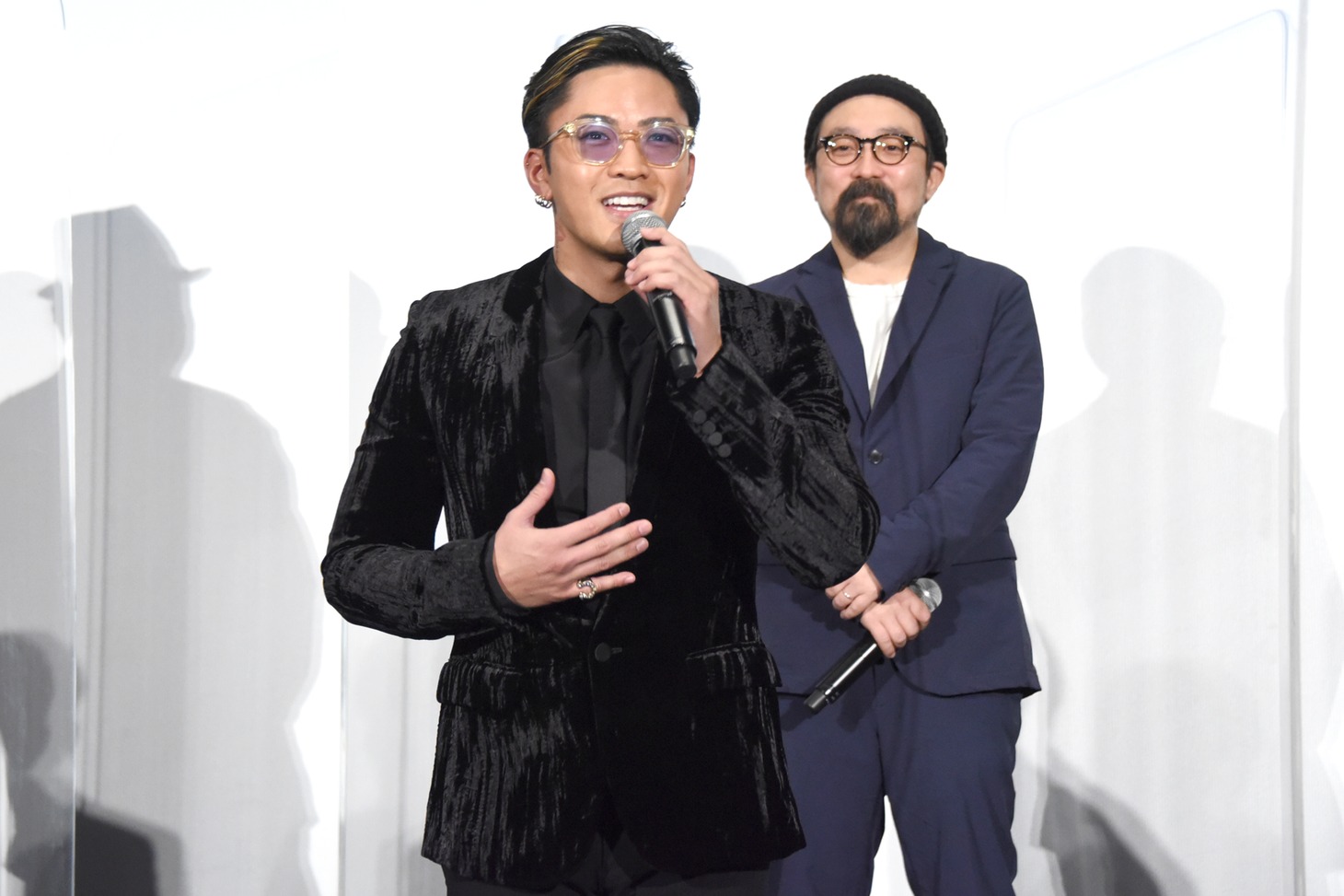 「いっぱい写真を撮ってください！」と弾けんばかりの笑顔でアピールする数原龍友。