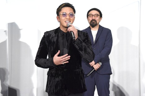 「いっぱい写真を撮ってください！」と弾けんばかりの笑顔でアピールする数原龍友。