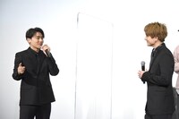 小森隼（左）の話をうれしそうに聴く白濱亜嵐（右）。