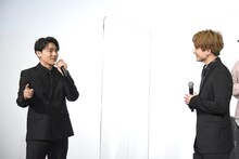 小森隼（左）の話をうれしそうに聴く白濱亜嵐（右）。