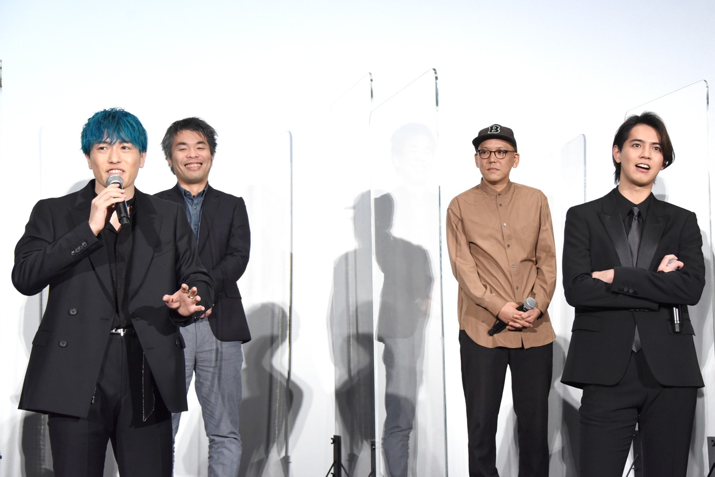 中務裕太（前列左）の話を、想像を膨らませながら聞く片寄涼太（前列右）。