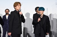 そわそわする白濱亜嵐（左）を見守る中務裕太（右）。