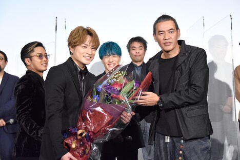 花束贈呈後に記念撮影をする白濱亜嵐（前列左）とSABU（前列右）。意図せずセンターに入ってしまいはにかむ中務裕太（後列中央）と、「写りたいな」と寄ってきた数原龍友（後列左）。