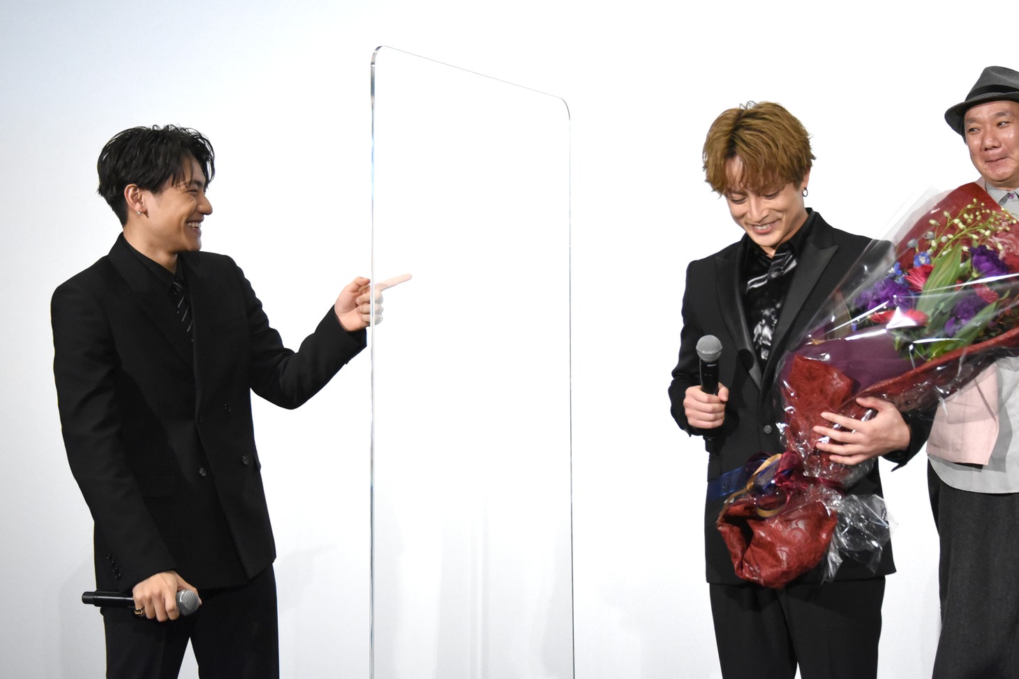 笑い合う小森隼（左）と白濱亜嵐（右）。