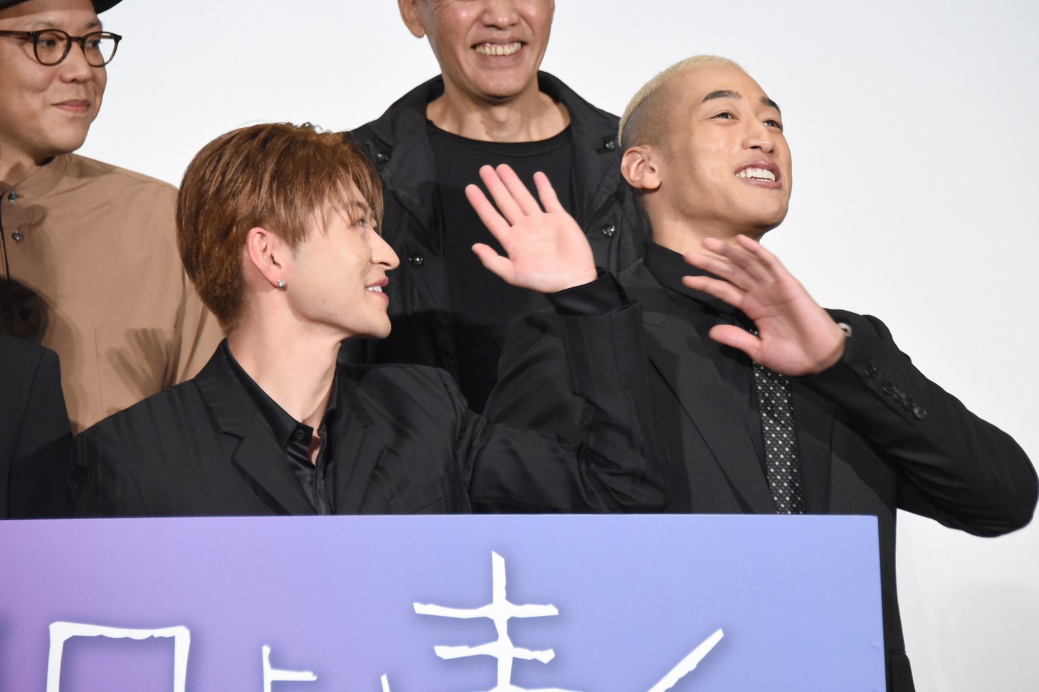佐野玲於（左）にいたずらをされる関口メンディー（右）。