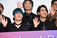 手を振る中務裕太（左）と片寄涼太（右）。