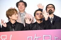 前列左から白濱亜嵐、中務裕太の手が顔にかぶってしまった数原龍友。