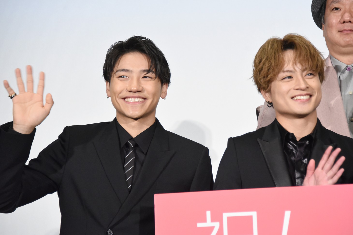 笑顔で手を振る小森隼（左）と白濱亜嵐（右）。