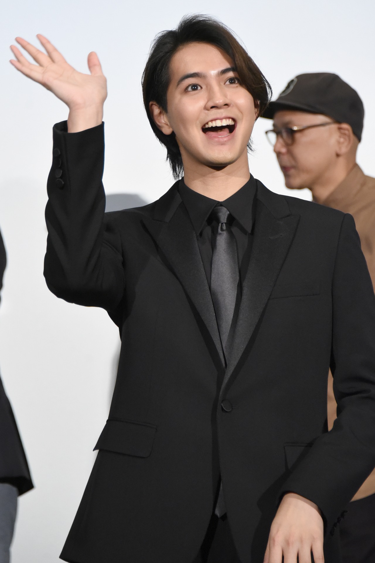 去り際にファンへ笑顔を向ける片寄涼太。