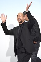 元気いっぱいに手を振りながら退場する関口メンディー。