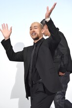 元気いっぱいに手を振りながら退場する関口メンディー。