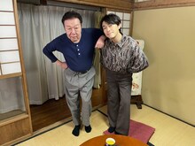 「おじいの笑顔」より、勝地涼演じる明石家さんま（右）、古田新太演じる音一（左）。