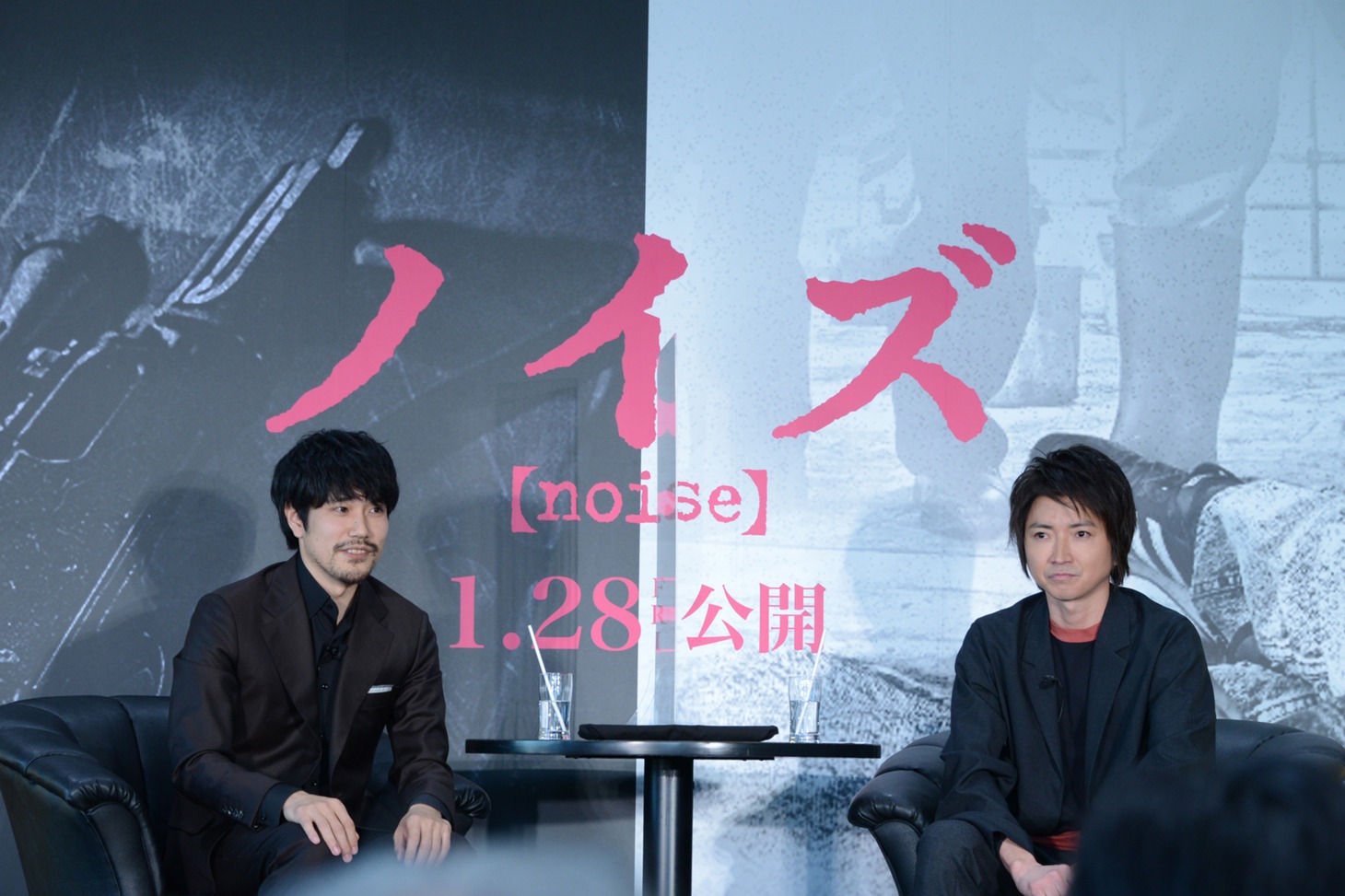 左から松山ケンイチ、藤原竜也。